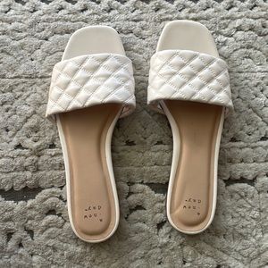 A New Day trendy white quilted slide